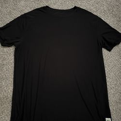 Vuori strato tech workout shirt size LARGE