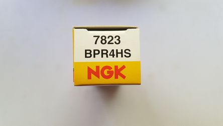 NGK SPARK PLUGS BPR4HS 7823 NEW