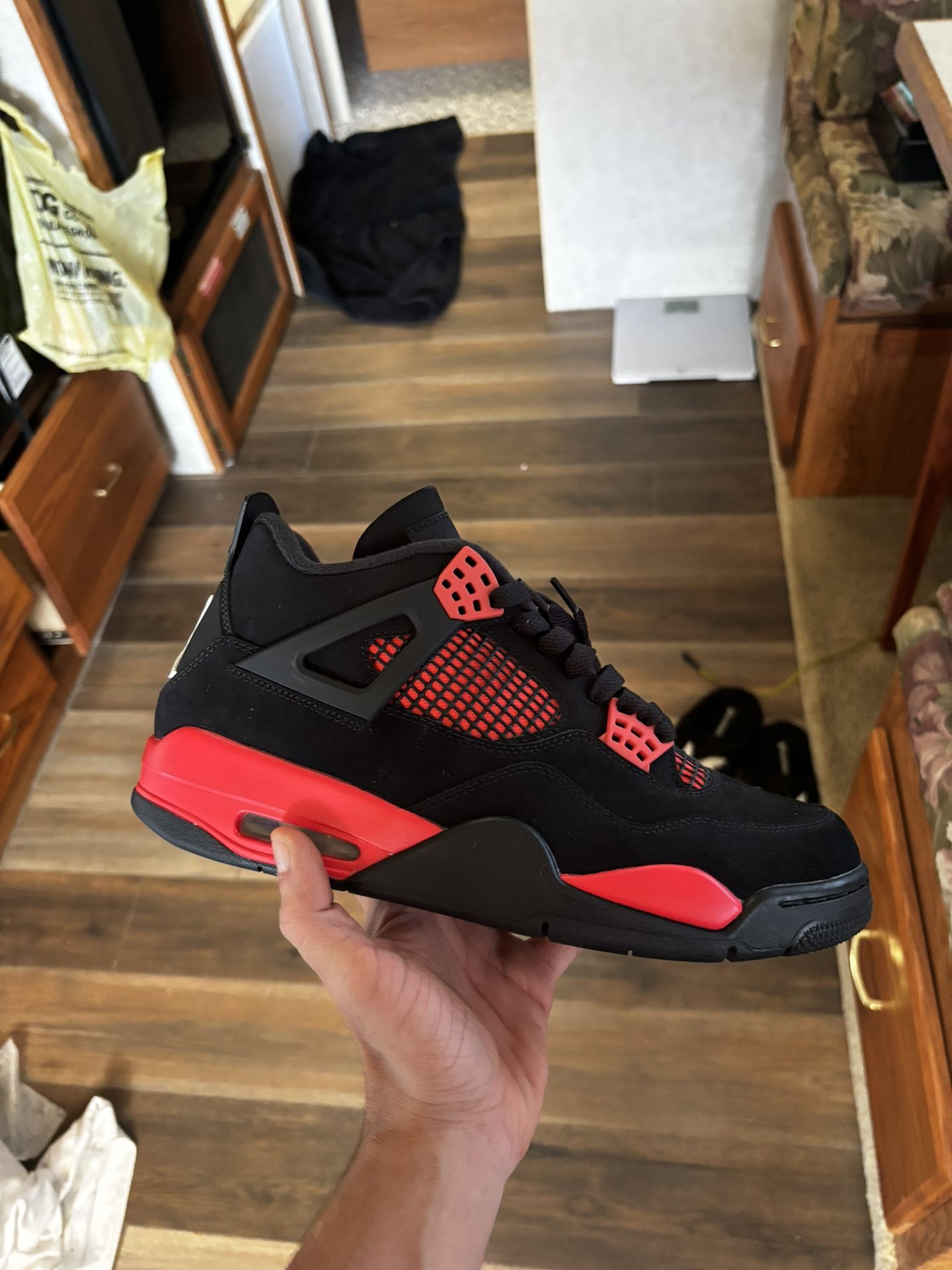 Jordan retro 4 red thunder size 9 used (9.5/10)