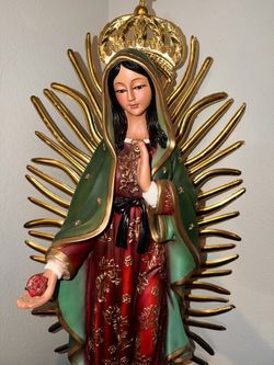 Virgen de Guadalupe statue