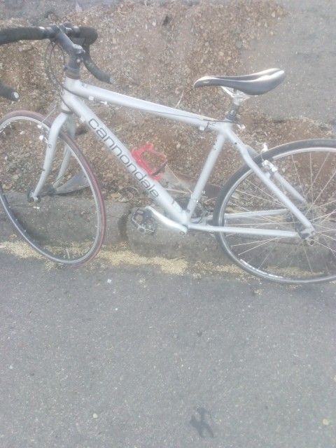 CANNONDALE ROAD BIKE 