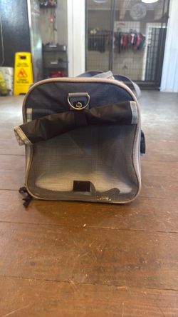 Dog travel carrier