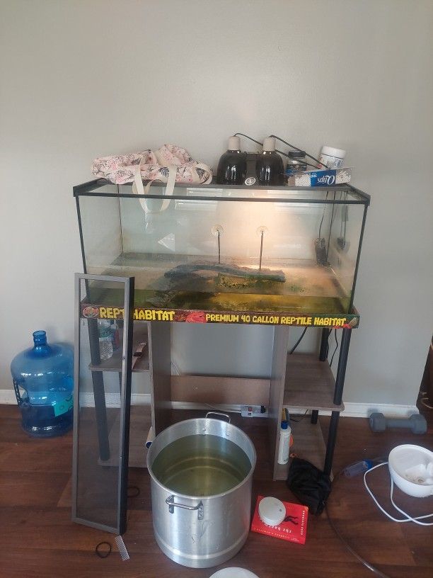$75 turtle Tank 40 Gallon Lamp Included