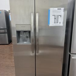 New Frigidaire Side-by-Side Refrigerator 26 cu ft - Excellent!