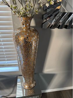 Florero grande tiene un golpe si lo volteas para atrás no se nota por enfrente $20 mide 32 de alto