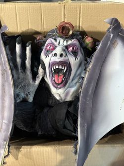 New 2010 Deluxe Hanging Vampire Forum Props Novelties Halloween + Shaking Clown.