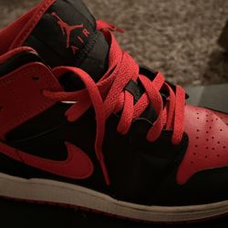 AIR JORDAN 1 MID (GS), Size 6.5 Y 