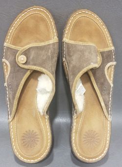 Women’s Ugg Sheepskin Sandals. Size 12