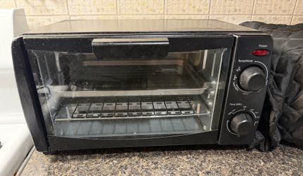 Toaster Oven- Countertop Toaster Oven – Works Great