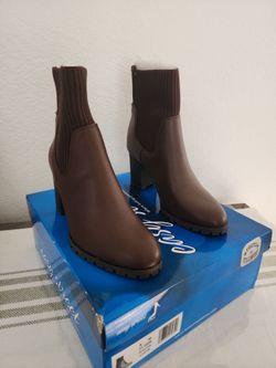 New Women's Boots Size (8)