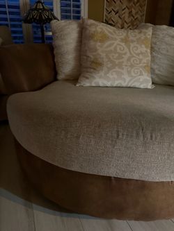 Round chair that spins like new