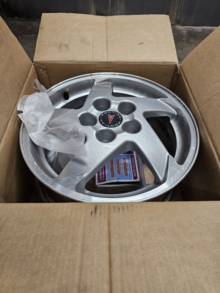 LIKE NEW SET OF FOUR 16 INCH PONTIAC WHEELS