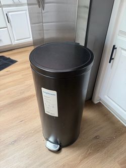 Stainless steel trashcan