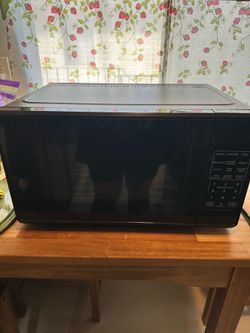 Mainstays 0.7 Cu ft Countertop Microwave Oven, 700 Watts