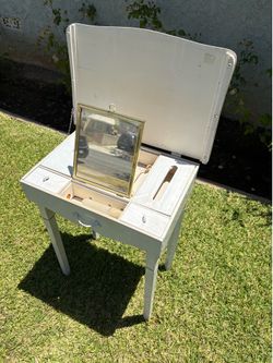 Vintage Make Up Vanity