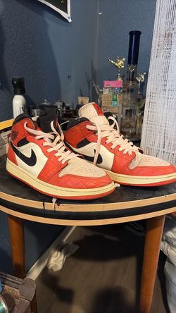 Jordan 1 Retro SE Mid Team Orange