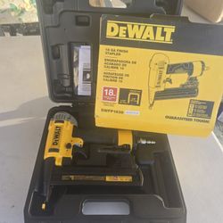 🔥$60 NO NEGOTIABLE🔥 Dewalt DWFP71838 Pneumatic 1½ 18-Gauge 1/4 in. Crown Finish Stapler.