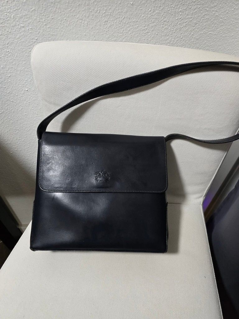 New, Never used Vintage leather handbag in blue