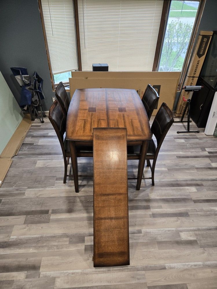 5 Pc. Dinning Room Set (Bar Height)