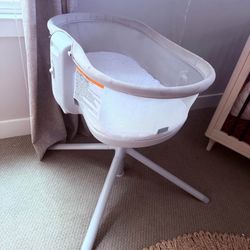 Halo Bassinest bassinet W/ bassinet sheets 