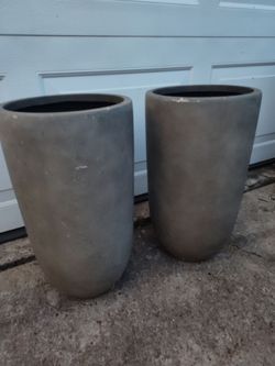2 ft tall concrete garden decor planter pots macetero DE CEMENTO solo 50$ each or 100$ both