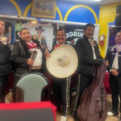 Violín Guitarra Trombón De Mariachi 