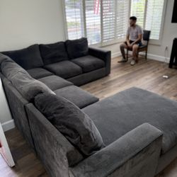 BEAUTIFUL SECTIONAL COUCH