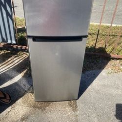 Mini Fridge With Freezer 