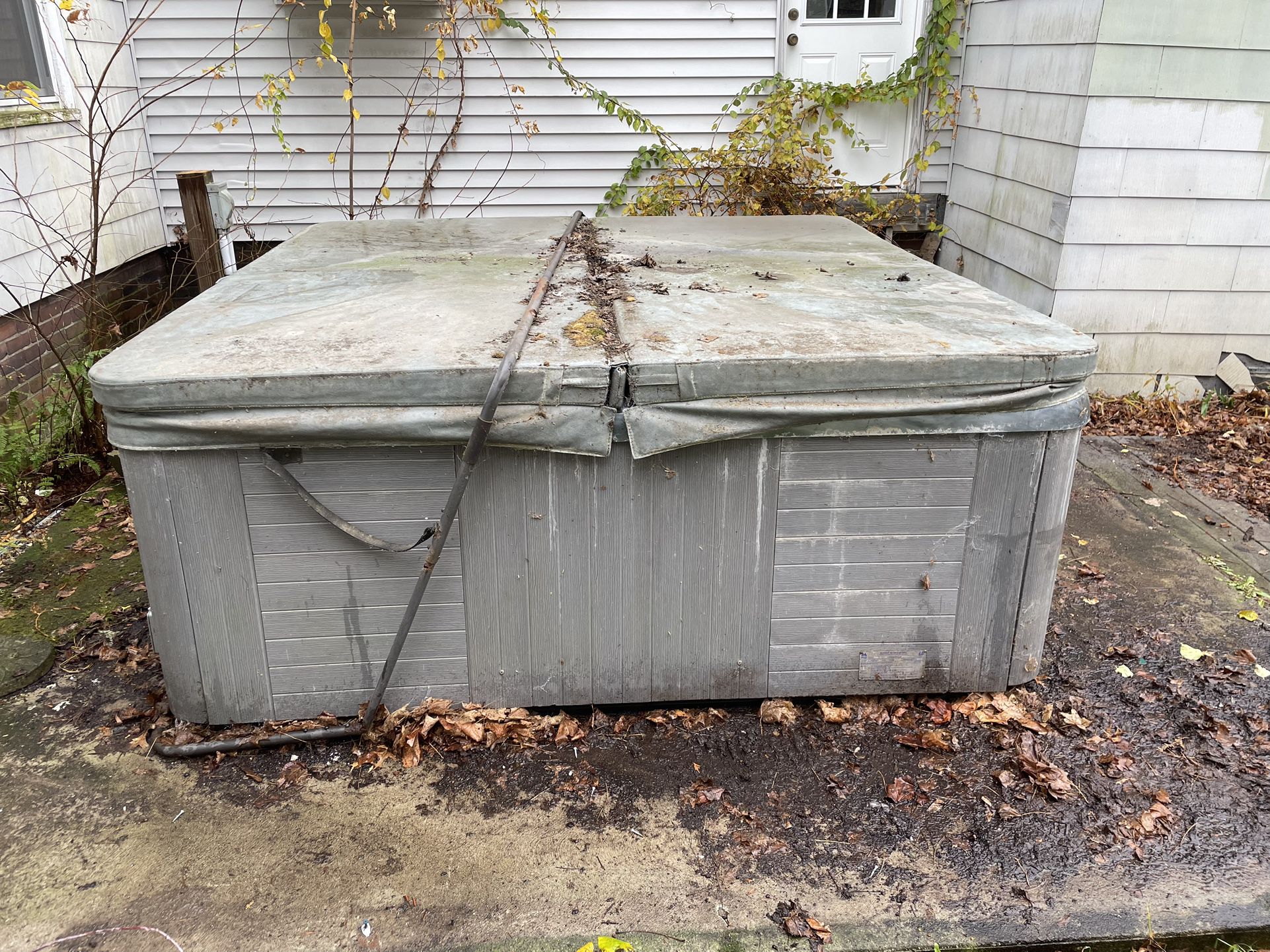 Old Hot Tub Jacuzzi Spa - FREE
