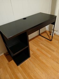 Black Desk