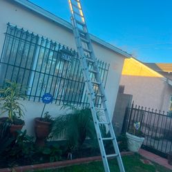 Excelente Condition 28 and 14 feet aluminum extension ladders