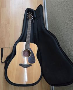 Acustic guitar YAMAHA FG700S with carrying case.