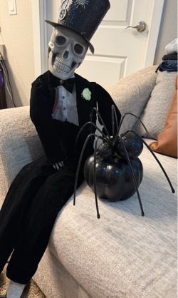 Spooky Halloween Decor Set – Skeleton Groom & Spider Pumpkin 🎃💀