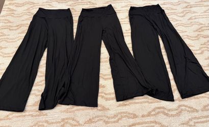 New - 3 pairs of women’s wide leg leggings (butter soft) w/ pockets, size small