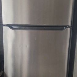 Frigidaire Stainless Steel Top Freezer Refrigerator 