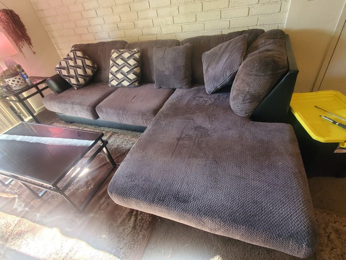 nice couches π free of smoke and bugs. good conditions.. pick up only refugee and Hamilton rd