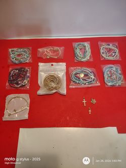 VARIOUS BAGS OF COSTUME JEWELRY SOME CHAIN PENDANTS