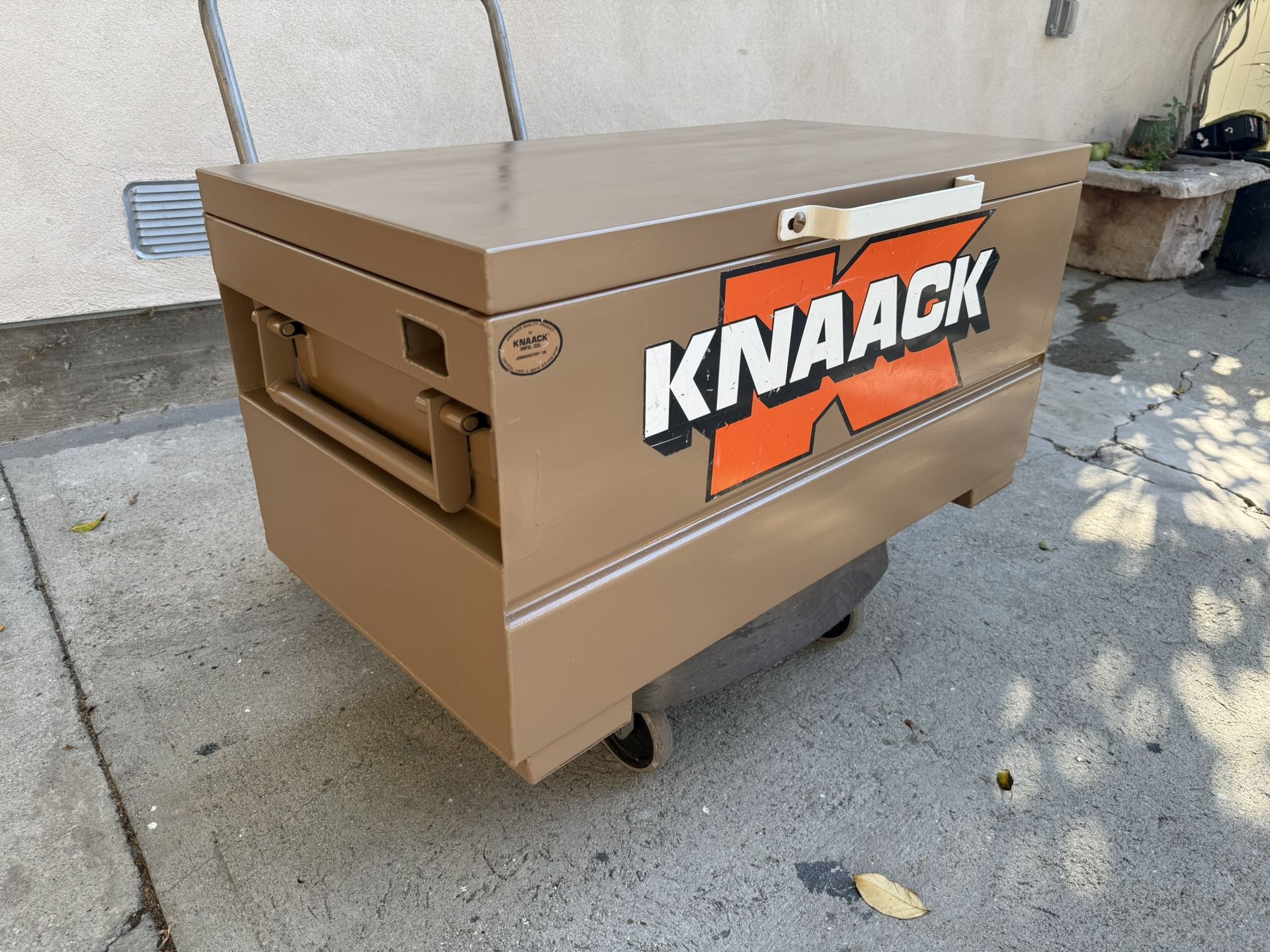 KNAACK Chest-Style Jobsite Box: 36 in W x 19 in D x 21 1/2 in H, 7 cu ft, Tan