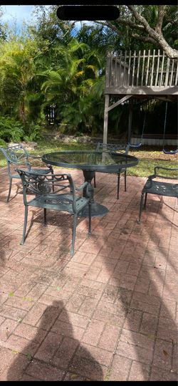 Outdoor dining set