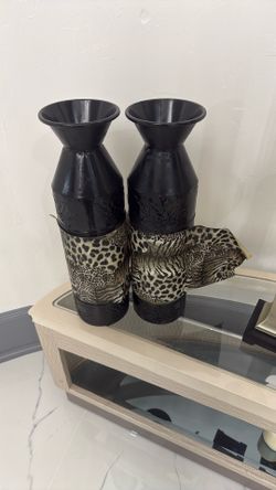 2 Decorative vases