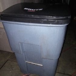 Large Rubbermaid Brute Trash Can