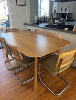 Article dining table