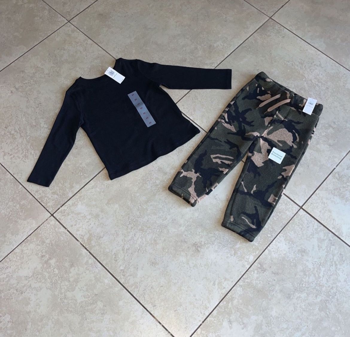 Old Navy Toddler Boy’s Fleece Jogger Pants / Sweatpants and Shirt, Size 2t