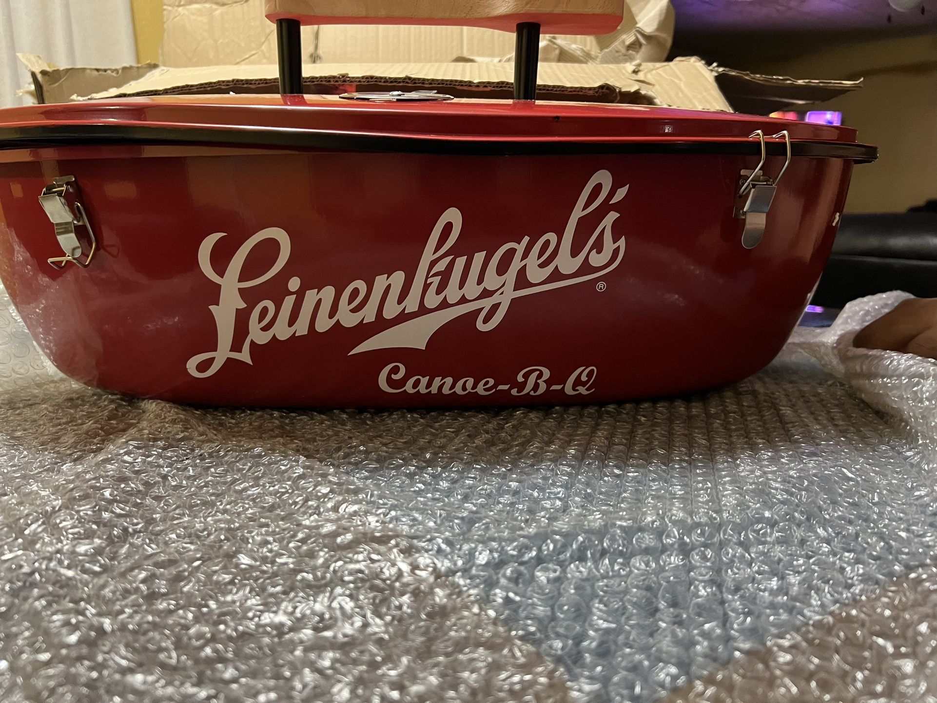 LEINENKUGELS CANOEBQ SHAPED BBQ TAILGATE GRILL for Sale in Farmers