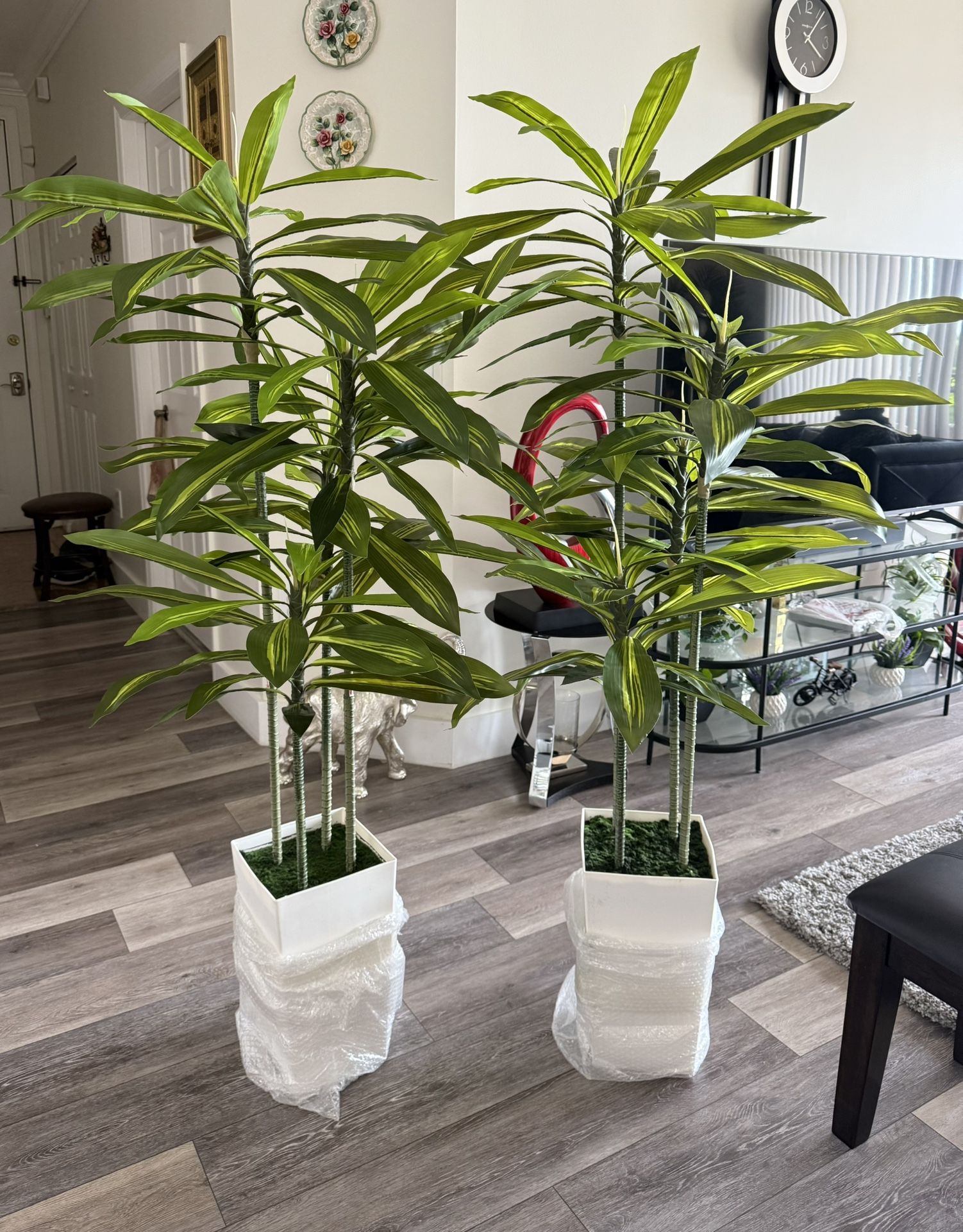 Pretty Artificial Plant 5 FT Tall With Tall White Tall Planter Set Of 2! Brand New