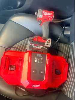 Milwaukee impact with battery and fast charger
