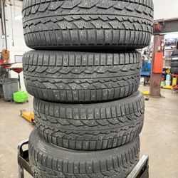STUDDED SNOW TIRE