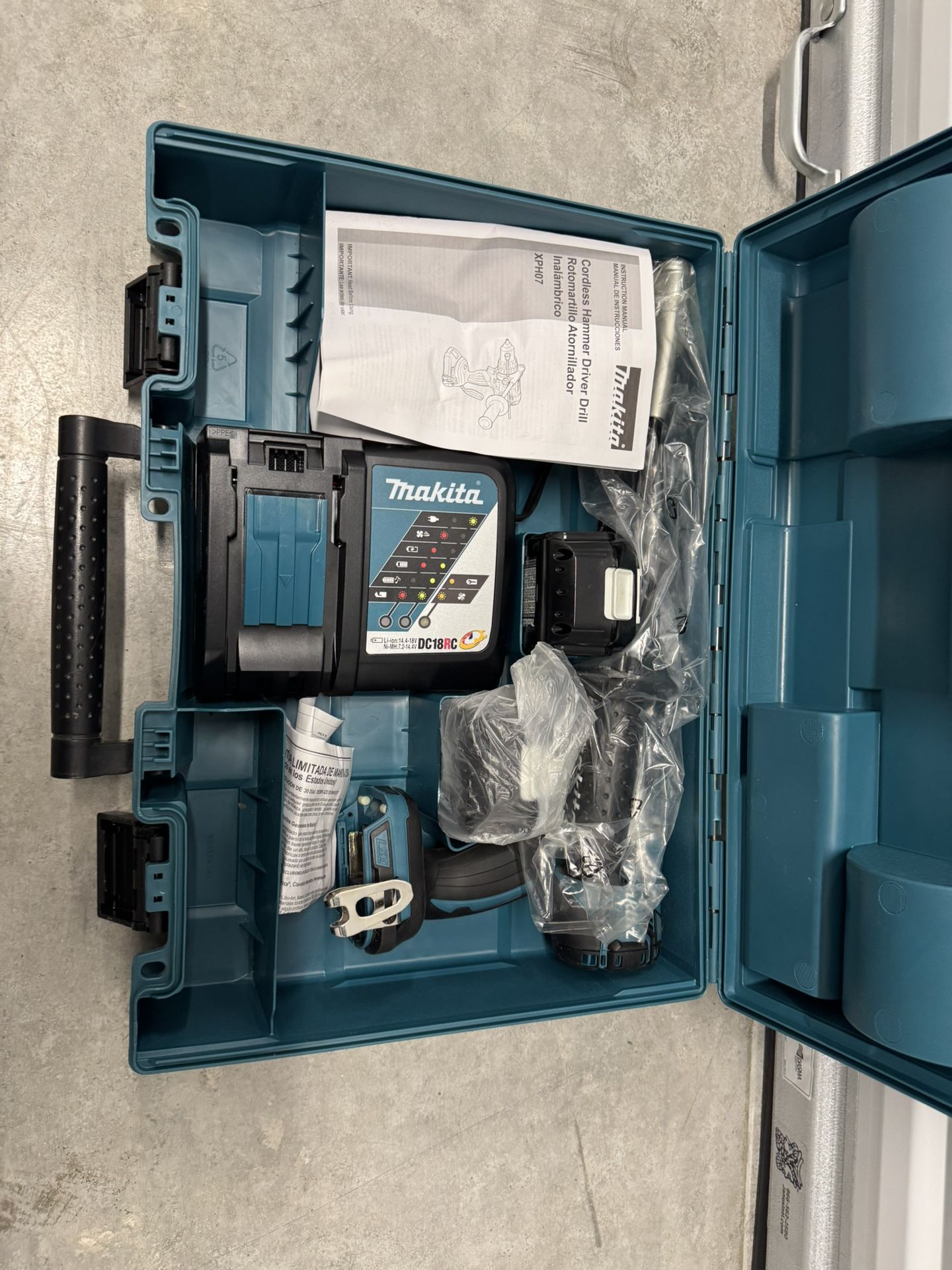 Cordless Hammer Drill Kit (New) 