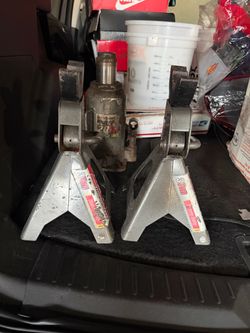 2 Pittsburgh 3 ton Jack Stand/ Pittsburgh 20 ton bottle jack