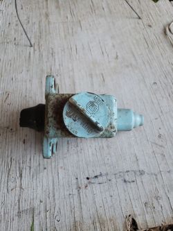 Brake Fluid Reservoir For a 55 Chevy Engine